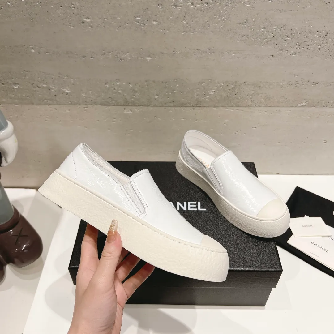 👟👟Ex-factory price 440👟👟 Top version Chanel Chanel 24 latest model full leather panda color white shoes casual sports shoes skateboard shoes original purchase and development production Xiaoxiang C Home Another super popular item in the counter, loved by Internet celebrity bloggers and sisters, and various praises on social platforms. It is very popular, has a high texture, is breathable and super spring and summer. Seeing this issue always arouses the inner desire of girls for fashion. The latest suede material, classic black and white color, full of fashionable feeling on the feet, easy to care for. Fabric: Original customized imported cowhide material. Lining: Customized soft sheepskin lining. Sole: Original molded TPU non-slip outsole. Bottom thickness: 2.5CM. Size: Women's size 35-40 (custom-made sizes 40 are non-refundable)